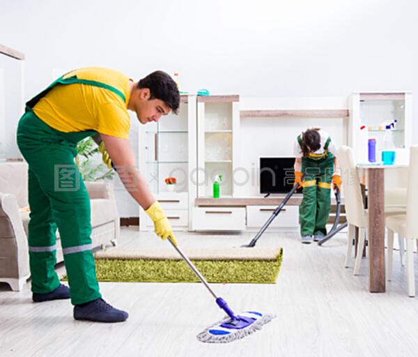清洁专业承包商在家里工作。清洁专业承包商在家里工作