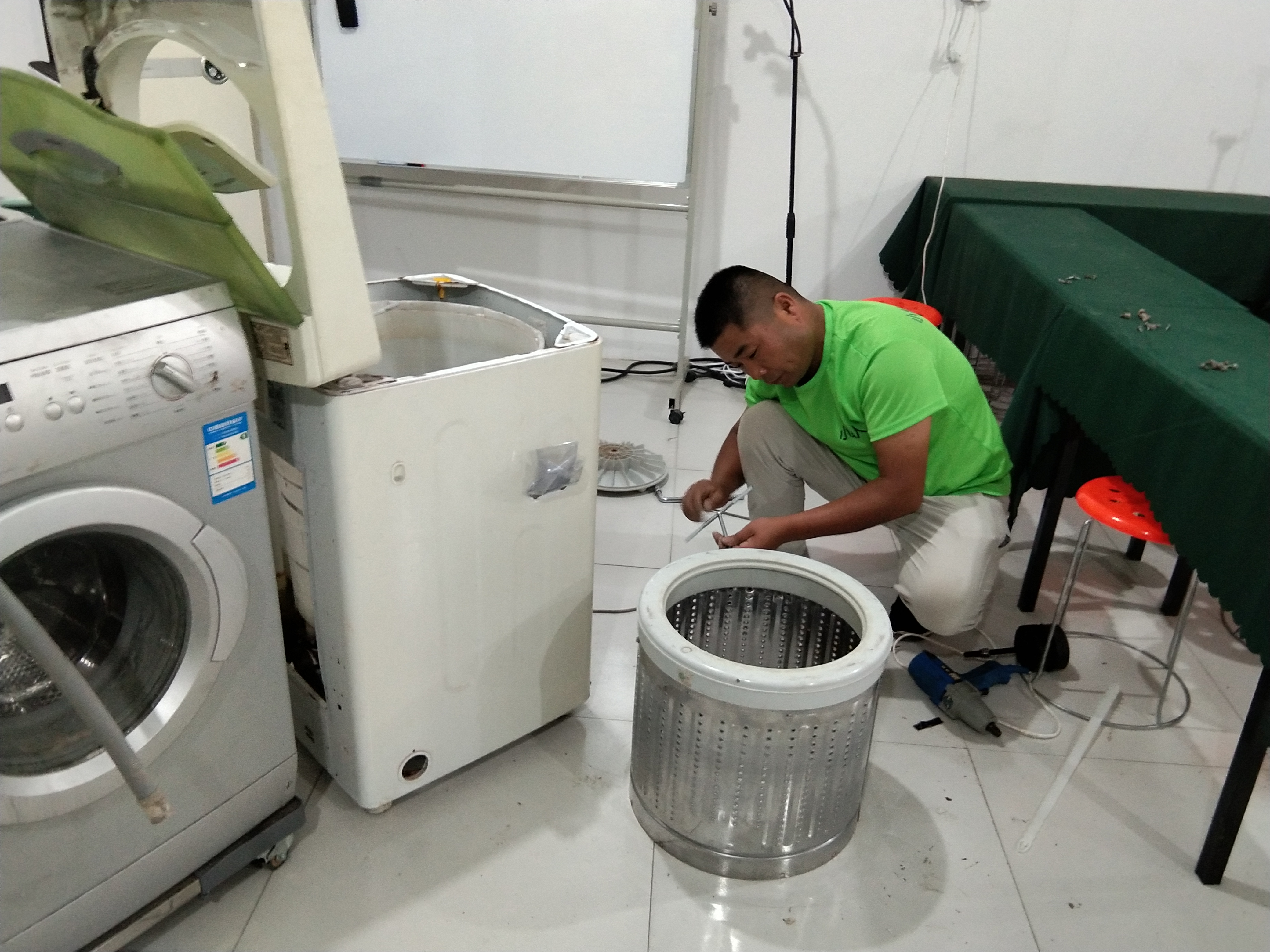 山西波轮洗衣机学员操作专业家电清洗小绿人